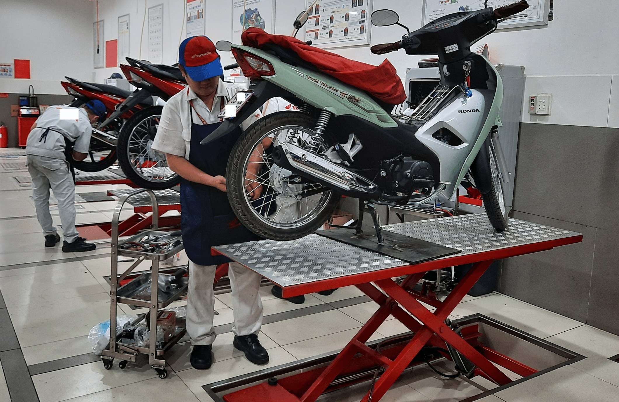 Cách bảo dưỡng xe máy nhông sên dĩa tại nhà trong mùa mưa 5 Sửa chữa, bảo dưỡng xe máy mùa mưa tại quận 2 TPHCM hãy liên hệ ngay với Hoàng Gia Motor