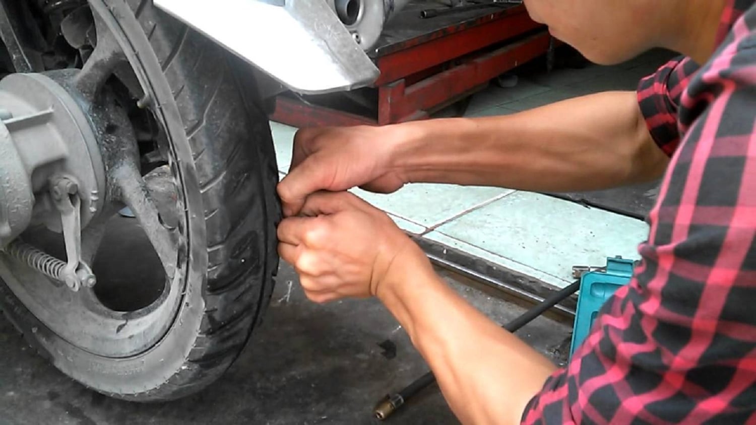 Bảo dưỡng lốp xe máy có ảnh hưởng đến tiêu hao nhiên liệu không? 4 Hãy bảo dưỡng lốp xe máy thường xuyên để tiết kiệm nhiên liệu