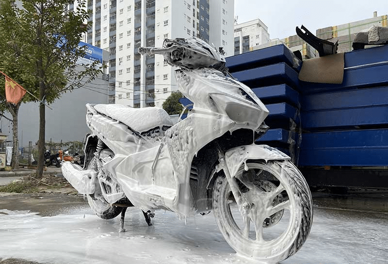 Kiến thức vệ sinh bảo dưỡng xe máy 3 Cách vệ sinh bảo dưỡng xe máy với xà phòng, dầu gội là không đúng