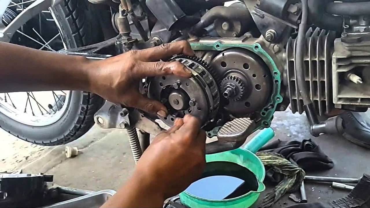 Nguyên nhân và cách bảo dưỡng xe máy vỡ hộp số đúng chuẩn 5 Sửa chữa, bảo dưỡng xe máy vỡ hộp số tại quận Tân Phú TPHCM hãy liên hệ ngay với Hoàng Gia Motor