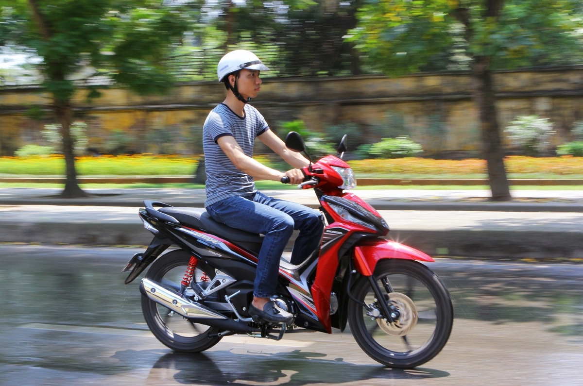 Nguyên nhân và cách xử lý xe máy bị rồ ga khó điều khiển