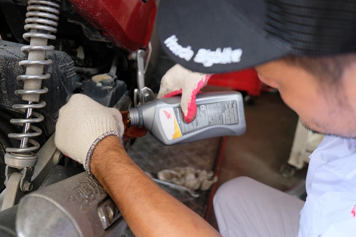 Cần sửa xe Quận 3 TPHCM sửa xe máy quên thay nhớt, hãy liên hệ ngay với Hoàng Gia Motor