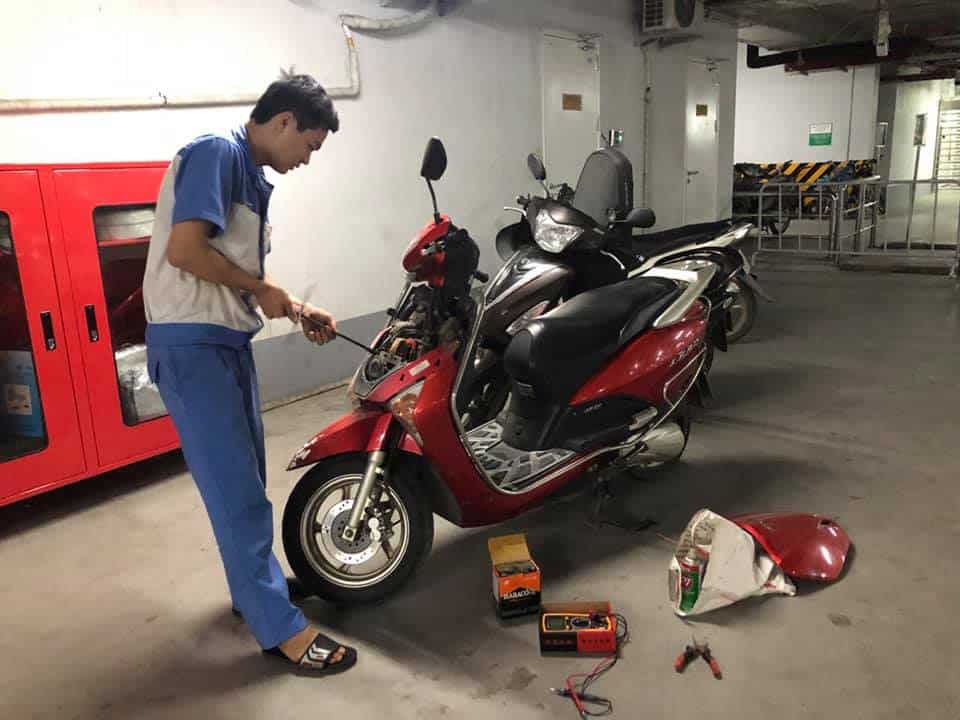 Thợ sửa chữa của dịch vụ sửa xe tại nhà đến tận hầm xe sửa cho khách