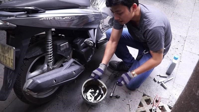 Top dịch vụ thay dầu xe máy lưu động – cứu hộ xe máy quận 2 chuyên nghiệp, nhanh chóng nhất 2 Top dịch vụ thay dầu xe máy lưu động – cứu hộ xe máy quận 2 chuyên nghiệp, nhanh chóng nhất