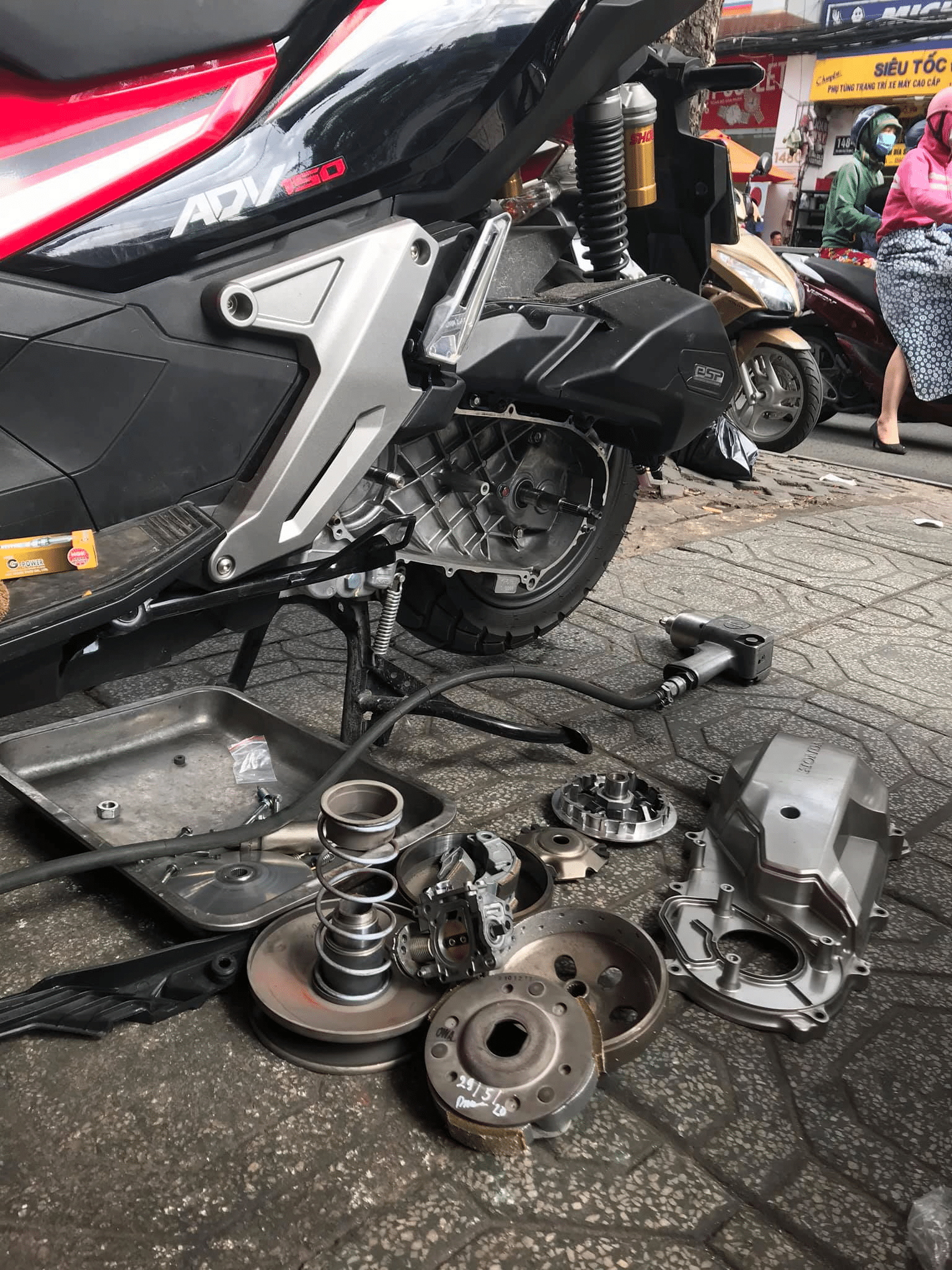 Top đơn vị sửa nhông dĩa xe máy, cứu hộ xe máy quận 7 chất lượng nhất 4 Cần sửa chữa, cứu hộ xe máy quận 7 TPHCM có thể liên hệ ngay với Hoàng Gia Motor